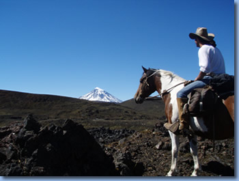 Reiter vor Vulkan und See - zu Pferd in Chile